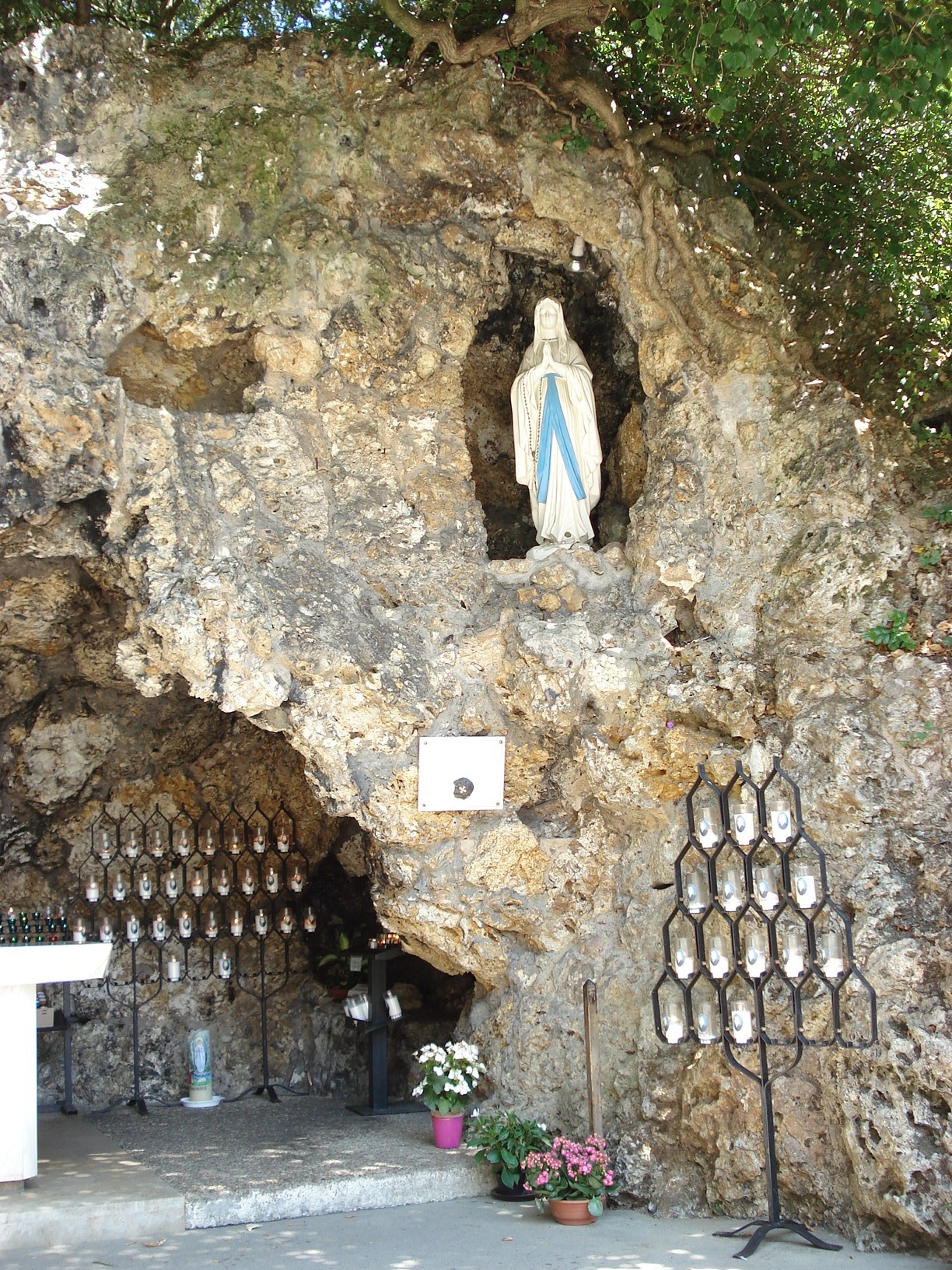 The sanctuary - Sanctuaire Sainte Bernadette Soubirous